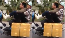 'Lạnh người' cảnh 'quái xế' dùng chân đi ủng lái xe chở hàng và người 